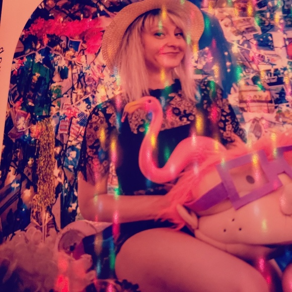 Meet your Posher, Angela - Picture 2 of 2